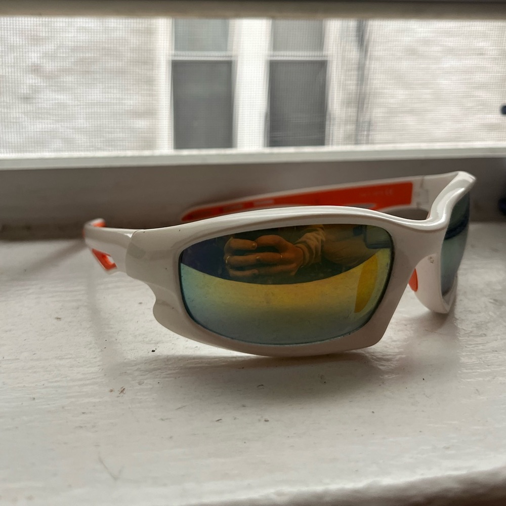 Big white sunglasses with Iridescent lense!